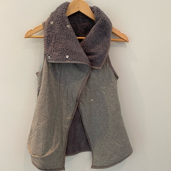 Reversible ivivva Sherpa vest size 12 - Picture 1 of 5